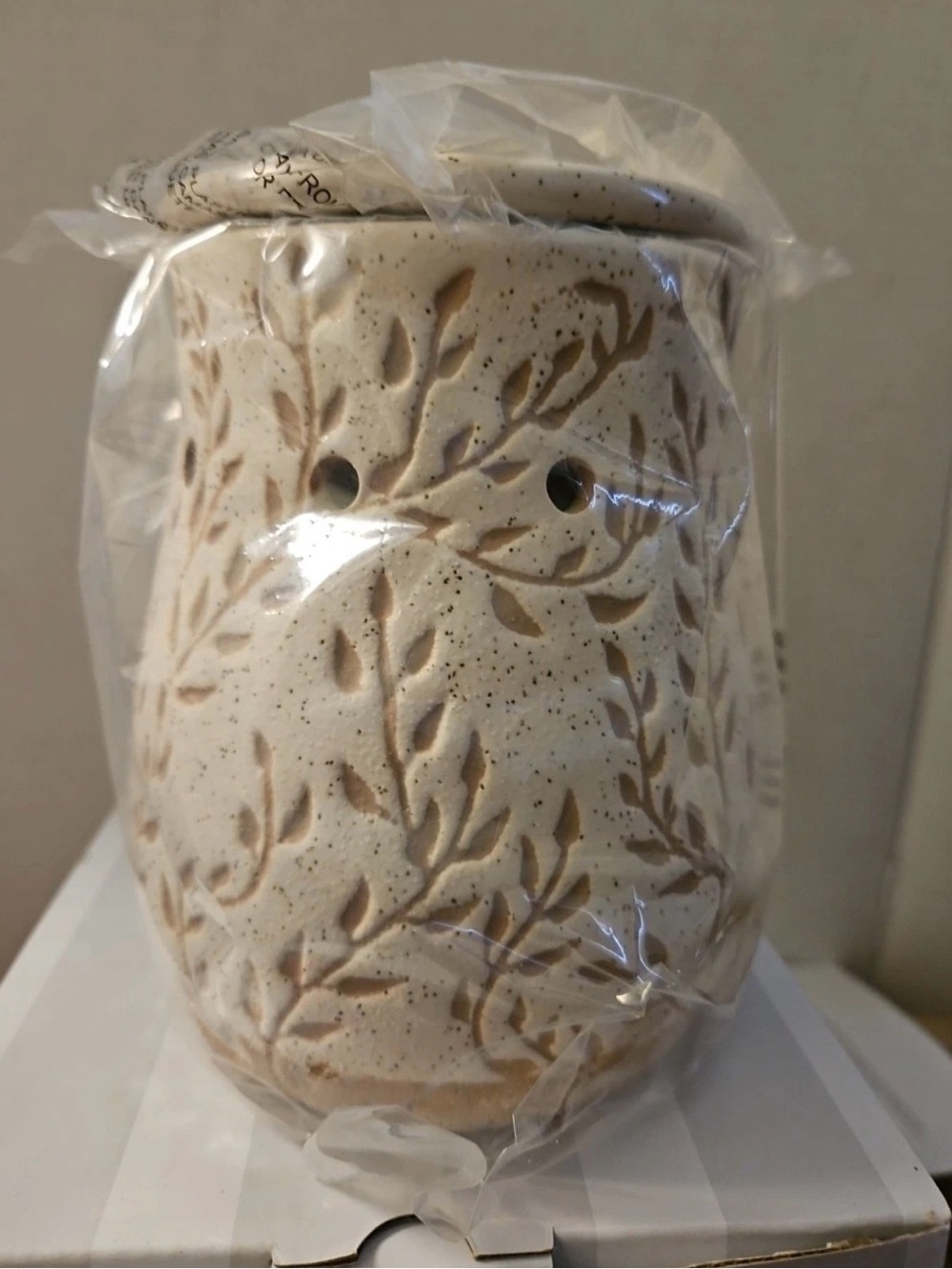 Scentsy Cream Speckled Ceramic Leaf Warmer